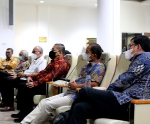 Para peserta diskusi Etalase Kebun Sawit sebelum penandatanganan memorandum of agreement oleh pihak Universitas Sumatera Utara (USU) dan Gabungan Pengusaha Kelapa Sawit Indonesia (Foto:sembada/humas-usu)