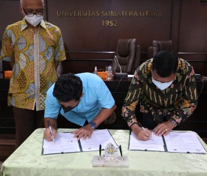 Penandatanganan MoA oleh Rektor USU Dr Muryanto Amin (kiri) dan Ketua GAPKI Sumut Dr Alexander (kanan) disaksikan  Perwakilan GAPKI Pusat Ir Kacuk Sumarto (Foto:sembada/humas-usu)