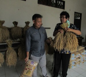 Wartawan Media Pertanian online www.sembadapangan.com Henry Supardi (kanan) bincang dengan Ikhwan Munajat tentang mutu benih kemasan dan benih irik dan disebut sama. Harganya yang beda (Foto:sembada/rori)