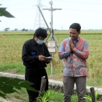 Kepada Henry Supardi dari Media Pertanian online www.sembadapangan.com Danang Satria Nugroho (kanan)  menjelaskan digitalisasi sektor pertanian akan menguntungkan petani (Foto:sembada/rori)