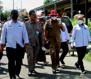 Didampingi Direktur PPHTP Ir Gatut Sumbogojati (kiri)  dan Camat Cikedung Ahmad Nurulhuda (dua kanan) Dirjen TP Dr Suwandi dan Triyoga Habibi (kanan) menuju lahan panen (Foto:sembada/rori)