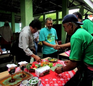 Sembari menerangkan keistimewaan masakannya, peserta menawarkan minuman 'ndawet' segeer di siang yang terik itu (Foto:sembada/rori)
