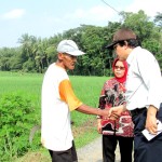 Disaksikan Ir Tri Hidayatun (tengah) Petani anggota Kelompok Tani Tani Maju Karimin (70)  memperkenalkan diri bahwa dia sudah menjadi petani sejak Indonesia merdeka (Foto:sembada/rori)