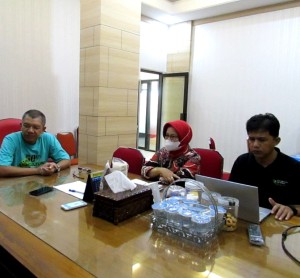 M.Aris Nugroho didampingi Tri Hidayatun  (tengah) dan Wazan Muzakir (kanan) sebut Kulon Progo surplus (Foto:sembada/rori)