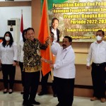 Ketua GAPKI Prov.Bangka Belitung terpilih periode 2022-2027 Dtk Dr Ramli Sutanegara, SH. MH menerima pataka GAPKI dari Ketua Umum GAPKI Ir Joko Supriyono (Foto:sembada/gapki babel)