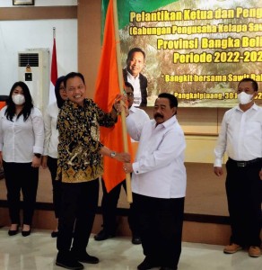 Ketua GAPKI Prov.Bangka Belitung terpilih periode 2022-2027 Dtk Dr Ramli Sutanegara, SH. MH menerima pataka GAPKI dari Ketua Umum GAPKI Ir Joko Supriyono (Foto:sembada/gapki babel)