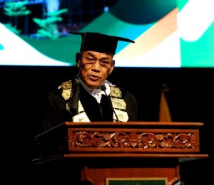 Rektor Universitas Nasional Dr. El Amry Bermawi Putera, M.A. saat memberikan sambutan dalam wisuda Universitas Nasional (Foto:sembada/unas)