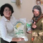 Staf Bidang Tanaman Pangan, Dinastan Kulon Progo Kirmi,SP (kanan) tunjukkan beras Menor kemasan kepada wartawan Media Pertanian online www.sembadapangan.com Fitria Rorita (Foto:sembada/henry)