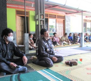 Lurah Sendang Sari, Suhardi (kanan depan) bersama para petani menyimak Sosialisasi Jaringan Irigasi Cetak Sawah Baru di Desa Sendang Sari,Kec.Pengasih (Foto:sembada/rori)