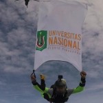Alumni Program Magister Manajemen UNAS, Kolonel  (Inf) Drs RM Iskandarmanto,MM melakukan terjun payung dan mengibarkan bendera Universitas Nasional (Foto:sembada/rori-unas)