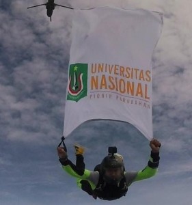 Alumni Program Magister Manajemen UNAS, Kolonel  (Inf) Drs RM Iskandarmanto,MM melakukan terjun payung dan mengibarkan bendera Universitas Nasional (Foto:sembada/rori-unas)
