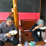 Bupati Indramayu Nina Da'i Bachtiar bersama staf menikmati telur ayam mentah Omega-9 yang rasanya seperti sudah setengah matang. Nina dan staf kagum dan sangat tertarik  (Foto:sembada/henry-slp cariu)