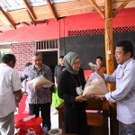 Disaksikan para staf Bupati Indramayu, Anggota Komisi IV DPR RI Ir  Mindo Sianipar serahkan benih padi variatas MSP-16 kepada Nina Da'i Bachtiar (Foto:sembada/henry-slp cariu)