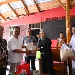 Manager SLP Gotong-royong Cariu Ir Mangontang (dua kiri) menyerahkan benih padi varietas MSP-65 kepada Bupati Indramayu Nina Da'i Bachtiar (dua kanan) (Foto:semada/henry-slp cariu)