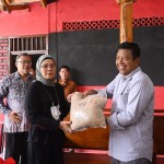 Pembina SLP Gotong-royong Cariu yang juga Anggota Komisi IV DPR Ir Mindo Sianipar (kanan) serahkan benih padi varietas MSP-16 kepada Nina Da'i Bachtiar (Foto:sembada/henry-slp cariu)