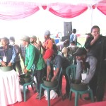 Sebagian petani dari ratusan yang diundang menemui menteri sedang mempraktikkan pembuatan bio SAKA  (Foto:sembada/rori)