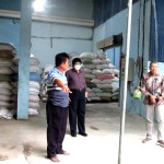 Kadinas Pertanian dan Pangan Kulon Progo Ir Aris Nugroho,MMA (kanan) bersama Henry Supardi mengamati cadangan beras di guang milik Margiono (kiri) di Desa Sogan, Kec.Wates  (Foto:sembada/rori)