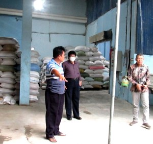 Kadinas Pertanian dan Pangan Kulon Progo Ir Aris Nugroho,MMA (kanan) bersama Henry Supardi mengamati cadangan beras di guang milik Margiono (kiri) di Desa Sogan, Kec.Wates  (Foto:sembada/rori)