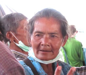 Wanita berusia 65 tahun petani  Desa Krisik sangat tertarik memakai bio SAKA pada jagung dan buncis dengan hasil menggembirakan dan penggunaan puk kimia berkurang 50 persen (Foto:sembada/rori)