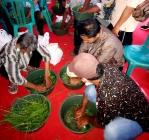 Para petani sedang meremas-remas beragam rerumputan dan dedaunan untuk membuat bio SAKA pada saat kunjungan Menteri Pertanian Syahrul Yasin Limpo di Desa Tegal Rejo untuk memanen padi yang menerima bio SAKA dengan hasil 8 ton per ha (Foto:sembada/rori)
