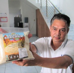 Nanda Abraham berkata bahwa beras sorgum produksinya dengan kemasan 1 kilogram (kg) yang sudah diminta berbagai pihak dan sudah punya izin  Produk Segar Asli Tanaman (PSAT) (Foto:sembada/rori)