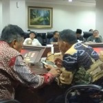 Bupati Kabupaten Subang Ruhimat, SPd,MSi (kanan) kepada Anggota Komisi IV DPR RI Ir Mindo Sianipar bercerita (Foto:sembada/henry)