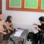 Kepala UPTD Pelayanan Pertanian  Cilaku, Kab.Cianjur Wartini,SP,MP (tengah) didampingi Koordinator Penyuluh Kec.Cibeber Asep Syarifudin,SP (Foto:sembada/rori)