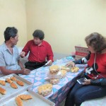 Rasito (kanan) pembuat roti dan kue berbahan sorgum meminta Dewi Kaniati (44, kanan) bercerita alasan sering membeli kue ke rumahnya (Foto:sembada/rori)