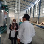 Staf Direktorat PPHTP Kementan Lina,SP (kiri)  sedang mencermati vertical dryer yang sudah terpasang dan sudah terintegrasi dengan rice mill unit di Desa Jaya Mukti. Lina berkata: ya bagus.Sudah siap (Foto:sembada/rori)