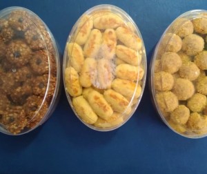 Kue dalam toples pesanan konsumen dari Sumatera, yaitu kastengels keju (tengah), kue kering cokelat mete  (kiri) dan kue kering isi ebi (Foto:sembada/rori)