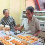 Rasito (kanan)  berkata tidak pernah cerita kepada warga sekitar bahwa bahan baku kue dan roti buatannya dari sorgum (Foto:sembada/rori)