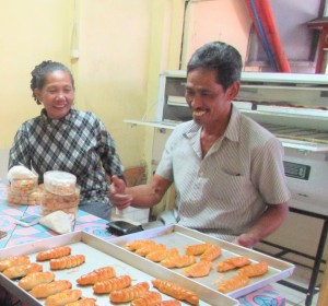 Rasito (kanan)  berkata tidak pernah cerita kepada warga sekitar bahwa bahan baku kue dan roti buatannya dari sorgum (Foto:sembada/rori)