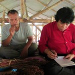 Dodi (kiri) cerita, para petani yang tergabung di Kelompok ai Bumi Makmur Mandiri di Desa Bale Kambang telah bertekad menanam sorgum musim mendatang (Foto:sembada/rori)