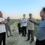 Agus Priyatno (kiri) kepada Direktur Perbenihan, Ditjen Tanaman Pangan Dr Yudi Sastro sebut tanaman kedelai calon benih untuk pertanaman mendatang (Foto:sembada/rori)