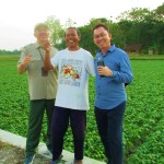 Petani penangkar benih Agus Priyatno (tengah) bersukacita tanaman petani binaannya dikunjungi pemimpin Direktorat Perbenihan, Kementerian Pertanian dan tim (Foto:sembada/rori)