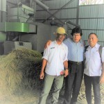 Didik Himawan,SP (kiri) dan Deni Manggiharto,SP (kanan) kepada Henry Supardi sama-sama berujar untuk meningkatkan mutu petani terhadap inovasi teknologi (Foto:sembada/rori)