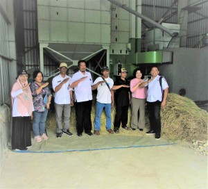Tim dari Dinas Pertanian dan Tanaman Pangan Prov.Jatim dipimpin JOni Hermawan,SP (no 4 kiri) bersama petani dan penyuluh (Foto:sembada/henry)