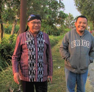 Jelang senja tanpa henti seusai dari Lampung, M.Ansar (kanan) penemu bio SAKA disambut Ka.Dinas Pertanian dan Pangan Kab.Blitar Ir Wawan Widianto di Desa Bendo Sewu, Kec.Talun, Blitar (Foto:sembada/rori)