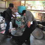 Kepada Henry Supardi dari Media Pertanian sembadapangan.com (kanan),Rizal (kiri), pegawai RHI  menunjukkan mesin sederhana pengolah hanjeli (Foto:sembada/rori)