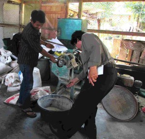 Kepada Henry Supardi dari Media Pertanian sembadapangan.com (kanan),Rizal (kiri), pegawai RHI  menunjukkan mesin sederhana pengolah hanjeli (Foto:sembada/rori)