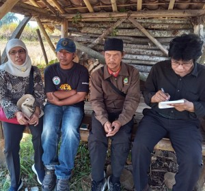 Berteduh di bawah saung tengah sawah Wartini dan Maman (dua kanan) bincang dengan Henry Supardi dari Media Pertanian online www.sembadapangan.com (Foto:sembada/rori)