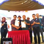 Kedua pihak perlihatkan nota kesepahaman bantuan dari Kementan kepada pihak IPB Bogor tentang terobosan inovasi teknologi untuk Kampung Inovasi IPB Subang (Foto:sembada/rori)