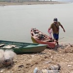 Nelayan Kedung Ombo, Desa Gilirejo Baru, Kecamatan Miri Hartono sedang membawa tangkapan berupa lobster dan mujahir (Foto:sembada/henry)