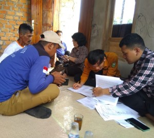 Ketua Kelompok Tani Karya Makmur Samingun (2 kiri) dan Ketua Kelompok Tani Karya Bakti Made Kadek (kiri) siap tandatangan penerimaan bantuan benih  (Foto:sembada/rori)