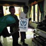 Petani Desa Beber anggota Kelompok Tani Amanah (kiri) Wiwin mencermati percobaan sablon di kertas bersama Pepen dan Isad (kanan) (Foto:sembada/rori)