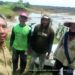 Ponco, Penyuluh BPP Karangawen (kiri) saat meninjau lahan terdampak banjir bersama para petani di pertanaman yang telah puso (Foto:sembada/bpp karangawen)